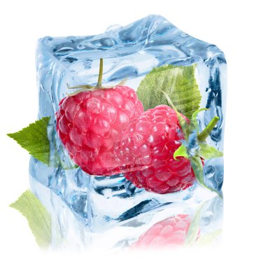 Beyaz arka planda yeşil yapraklı olgun ahududular.