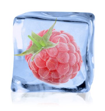 Beyaz zemin üzerinde buz küpü içinde olgun ahududu