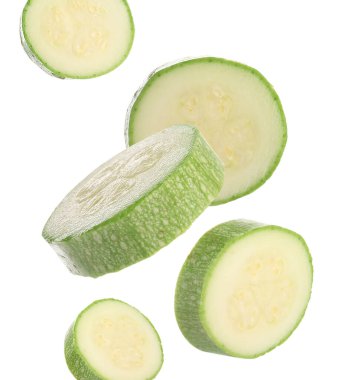 Beyaz arkaplana düşen taze kabak dilimleri