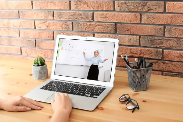 E-öğrenme konsepti. Öğrenci, bilgisayar aracılığıyla öğretmeniyle görüntülü konuşma yapıyor.