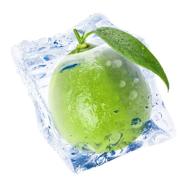 Buz küpündeki taze kireç meyvesi beyaza izole edilmiş.