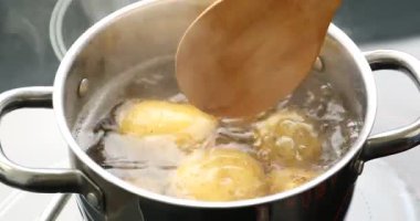 Genç patatesi ocağın kaynar suyundan çıkarıp yakın plan çekiyoruz.