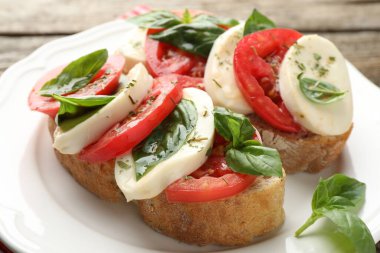 Peynirli, domatesli ve fesleğenli lezzetli sandviçler.