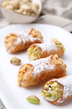 Ricotta peynirli, fıstıklı, fıstıklı ve pudra şekerli nefis cannoli.