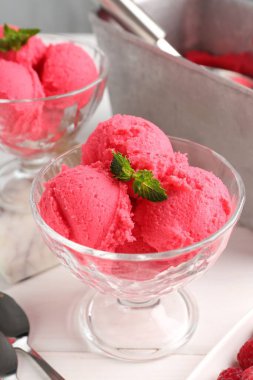 Tatlı kaselerinde naneli ahududu şerbeti, beyaz ahşap masada, yakın plan.