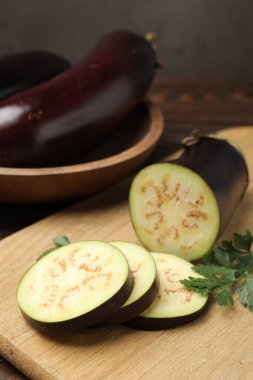 Tahta masada maydanozlu patlıcan, yakın plan.