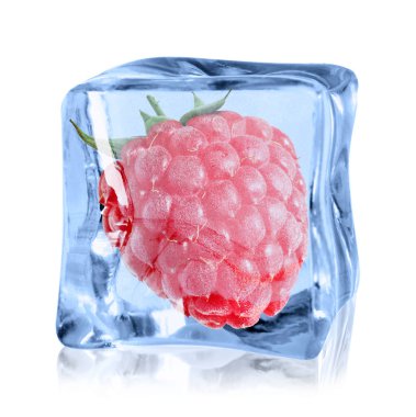 Beyaz zemin üzerinde buz küpü içinde olgun ahududu