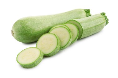 Taze taze ve kesilmiş kabaklar beyaza izole edilmiş.