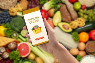 Yemek servisi. İnternetten alışveriş siparişi vermek için cep telefonu uygulaması kullanan bir adam.