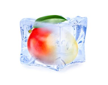 Buz küpündeki olgun mango meyvesi beyaza izole edilmiş.