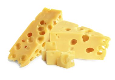 Taze peynir beyaz üzerinde izole edilmiş, bir takım parçalar.