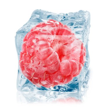 Beyaz zemin üzerinde buz küpü içinde olgun ahududu