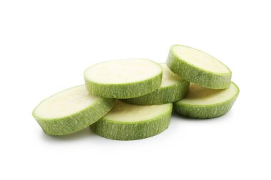 Beyaz üzerine izole edilmiş taze kabak dilimleri.