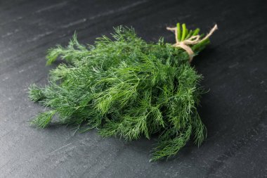 Siyah masada taze dereotu var, yakın plan.