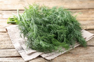 Ahşap masada taze dereotu var, yakın plan.