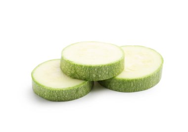 Beyaz üzerine izole edilmiş taze kabak dilimleri.