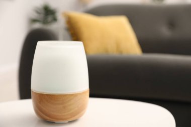 Beyaz masa içerisindeki modern aroma lambası. Metin için boşluk