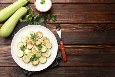 Tahta masada servis edilen maydanozlu lezzetli kızarmış kabak dilimleri. Metin için boşluk