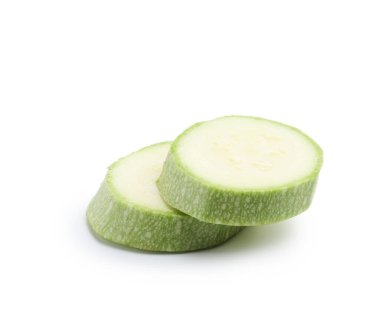 Beyaz üzerine izole edilmiş taze kabak dilimleri.