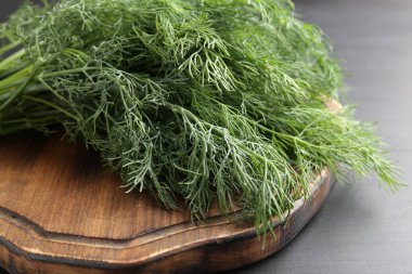 Siyah ahşap masada taze dereotu var, yakın plan.