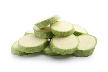 Beyaz üzerine izole edilmiş taze kabak dilimleri.