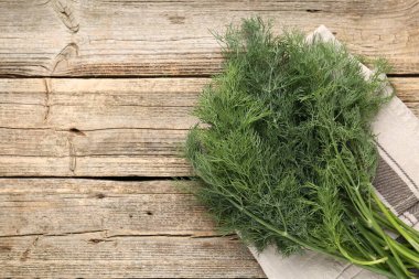 Ahşap masanın üstünde taze dereotları var. Metin için boşluk