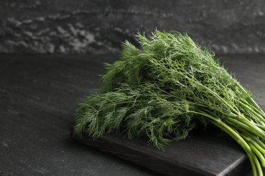 Siyah masada taze dereotları var, yakın plan. Metin için boşluk