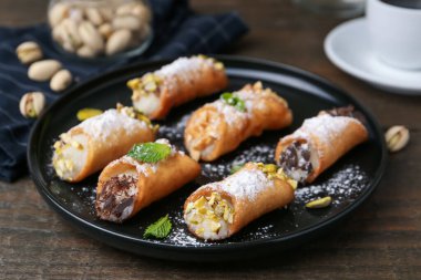 Peynirli, fındıklı, pudra şekerli, çikolatalı ve naneli nefis cannoli.