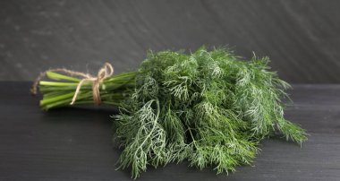 Siyah masada taze dereotu var, yakın plan.