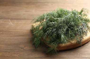 Ahşap masada taze dereotu var, yakın plan. Metin için boşluk