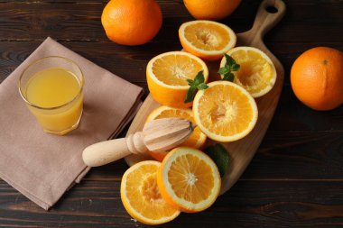 Taze sıkılmış portakal suyu, meyve, nane ve meyve sıkacağı.