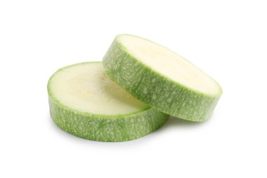 Beyaz üzerine izole edilmiş taze kabak dilimleri.