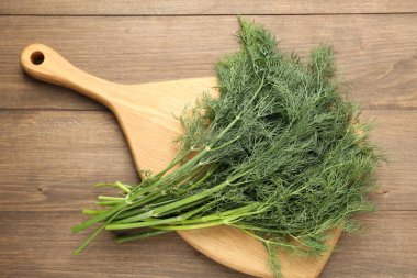 Tahta masada taze dereotları var.