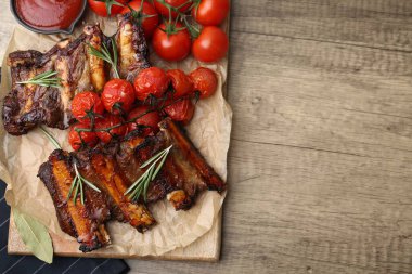 Biberiyeli biftek pirzolası, domates ve ahşap masa sosu, üst manzara. Metin için boşluk