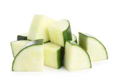 Taze kabak parçaları beyaza izole edilmiş.