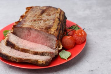 Lezzetli pişmiş et, domates ve fesleğen, yakın plan. Metin için boşluk