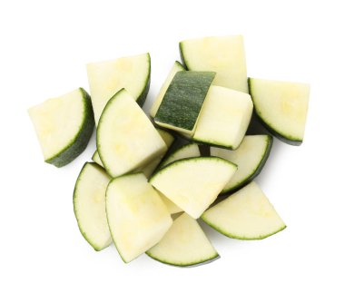 Taze kabak parçaları beyaza izole edilmiş.