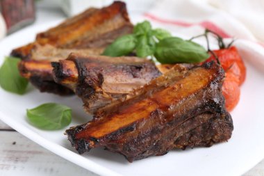 Biftek, domates ve fesleğen, yakın plan.