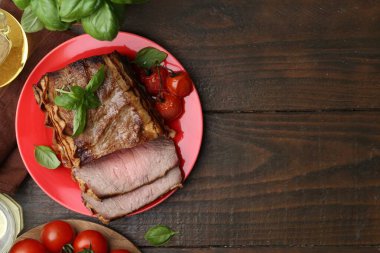 Lezzetli pişmiş et, domates ve fesleğen, ahşap masa, düz yatak. Metin için boşluk