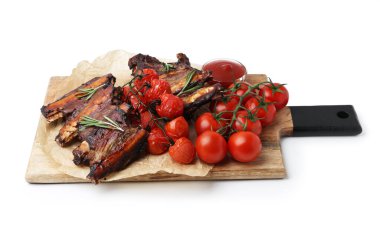 Biberiyeli biftek kaburgası, domates ve beyaz üzerine izole edilmiş sos.