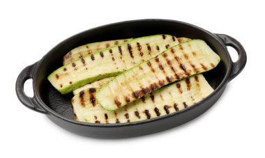 Lezzetli ızgara kabak dilimleri beyaz tencereye izole edilmiş fırın tabağında.