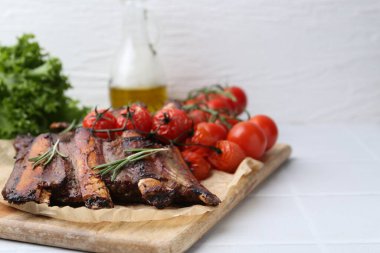 Biberiyeli biftek kaburgaları ve beyaz fayanslı domatesler, yakın plan.