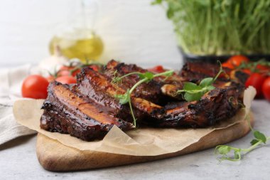 Gri desenli masa üzerinde mikro yeşil pirzola, yakın plan.