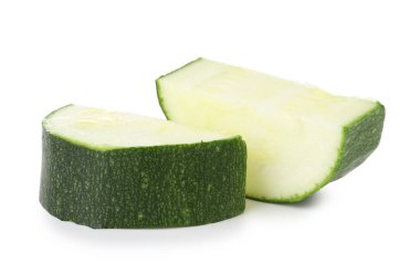 Taze kabak parçaları beyaza izole edilmiş.