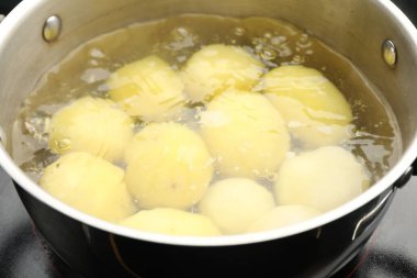 Fırında haşlanmış taze patates, yakın plan.