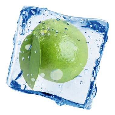 Buz küpündeki taze kireç meyvesi beyaza izole edilmiş.