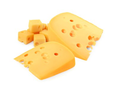 Taze peynir beyaz üzerinde izole edilmiş, bir takım parçalar.