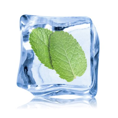 Beyaz zemin üzerinde temiz buz küpünün içindeki taze nane yaprakları