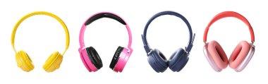 Beyaz arka planda farklı renkli kulaklıklar, set