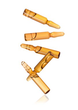 Birçok cam ampul beyaz arkaplana düşüyor